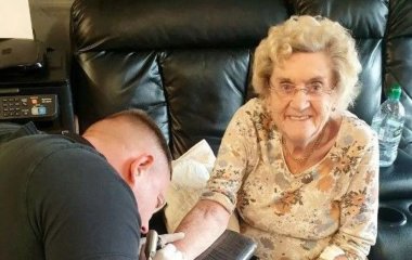 Перше зробила у 94: бабуся хоче набити нове тату на 100-річний ювілей, але боїться сказати доньці