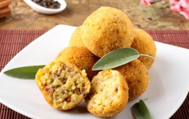 Мясные крокеты с алычей