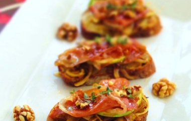 Рецепт брускетты. Яблоко, сыр чеддер и прошутто