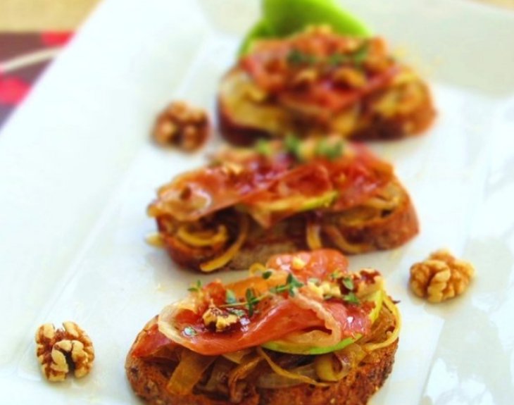 Рецепт брускетты. Яблоко, сыр чеддер и прошутто