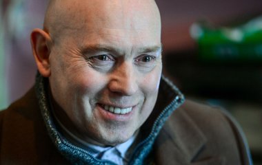 Превратился в старика с палочкой: 69-летнего Сухорукова невозможно узнать