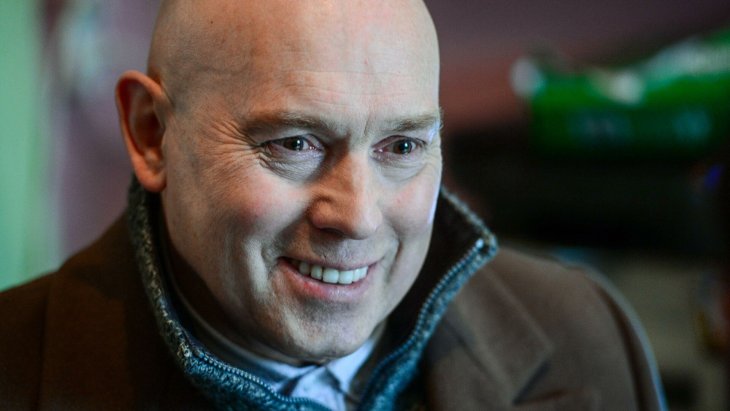 Превратился в старика с палочкой: 69-летнего Сухорукова невозможно узнать