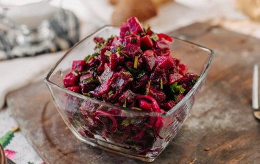 В рази смачніший за вінегрет: простий салат із двох продуктів неодмінно сподобається всій родині