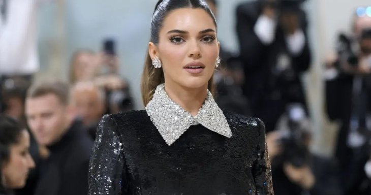 Как серая мышь: Кендалл Дженнер пришла на вечеринку в негламурном образе (фото)