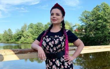 48-летняя Наташа Королева выставила пышную грудь напоказ