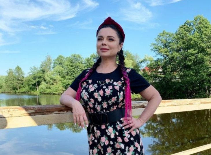 48-летняя Наташа Королева выставила пышную грудь напоказ