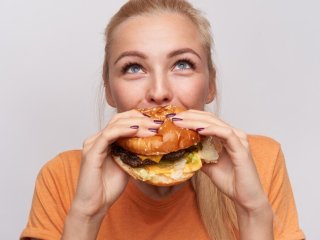 Медики рассказали, от каких продуктов стоит отказаться при высоком холестерине