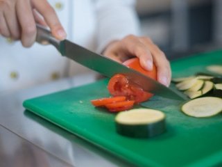 Ваша обробна дошка може бути бруднішою за унітаз: як ефективно очистити її від бактерій