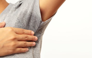 Як позбутися жовтих плям від поту під пахвами: копійчані засоби, які 