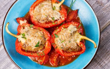 Сытный ужин: рецепт фаршированных перцев в сливочно-томатном соусе