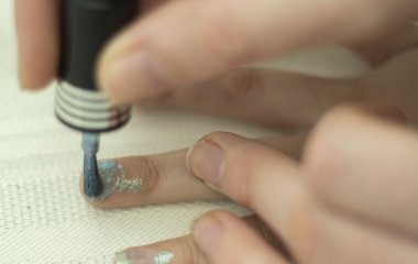 Діти гризуть нігті: у чому причина і як з цим боротися