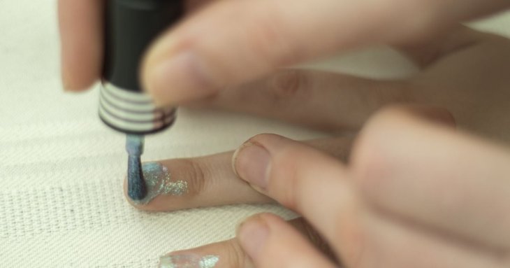 Діти гризуть нігті: у чому причина і як з цим боротися
