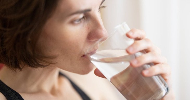 Чи можна запивати їжу водою під час схуднення: правда про вплив на травлення і метаболізм