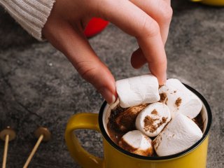 Диетолог рассказала, какой популярный напиток улучшает кровообращение и стимулирует работу мозга