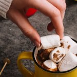 Диетолог рассказала, какой популярный напиток улучшает кровообращение и стимулирует работу мозга