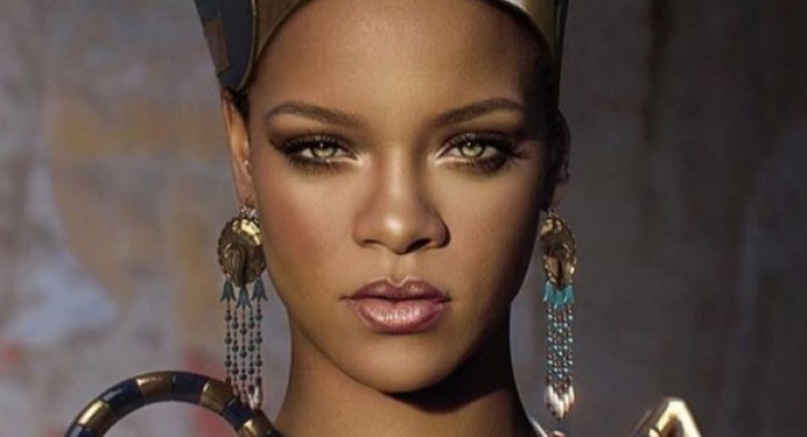 Рианна представила фирменный магазин в Дубае, надев шелковое платье-халат 