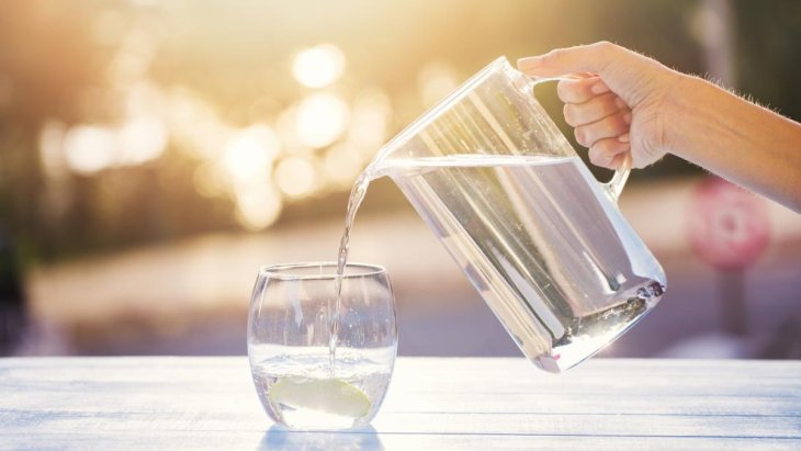 Диетолог рассказала, можно ли пить воду во время приема пищи