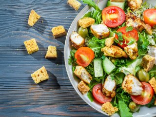 Салат з копченою куркою, який всіх здивує
