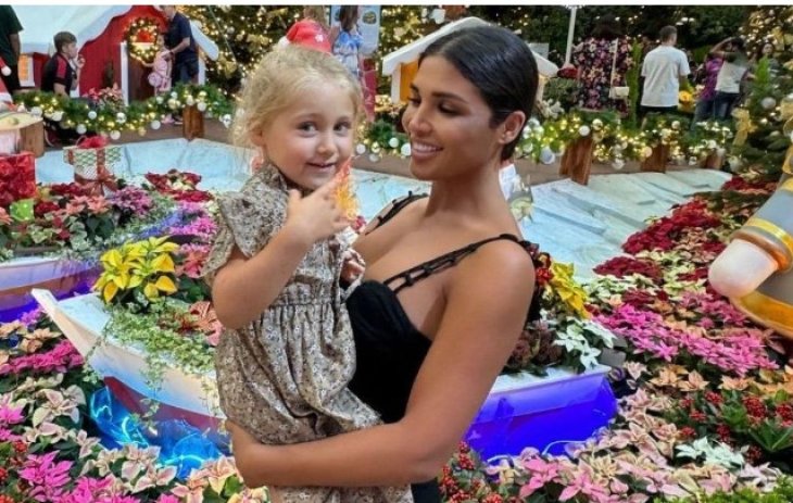 Санта Димопулос показала, как с 4-летней дочерью празднует Рождество в экзотической стране