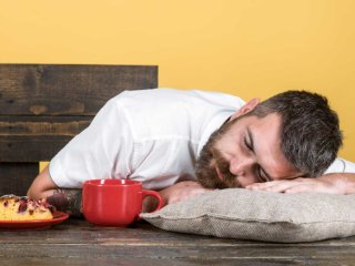 Чому після їжі хочеться спати: коли це звичайна реакція, а коли варто звернути увагу