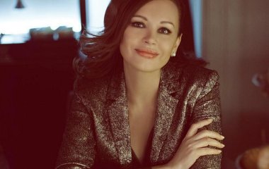 Ирина Безрукова вышла в свет в синем платье