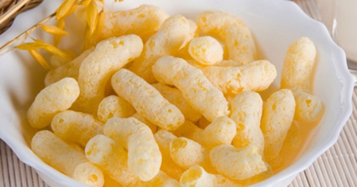 Знають одиниці: з чого насправді виготовляють кукурудзяні палички та чи можна їх давати дитині