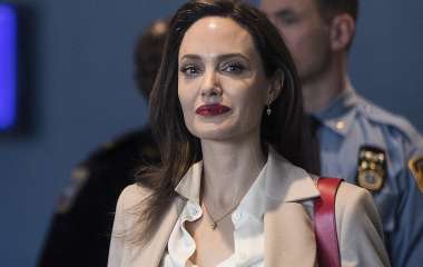 Анджелина Джоли приняла участие в онлайн-конференции с Мадлен Олбрайт