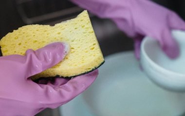 Знають далеко не всі: фахівці розповіли, скільки потрібно обполіскувати посуд від мийних засобів