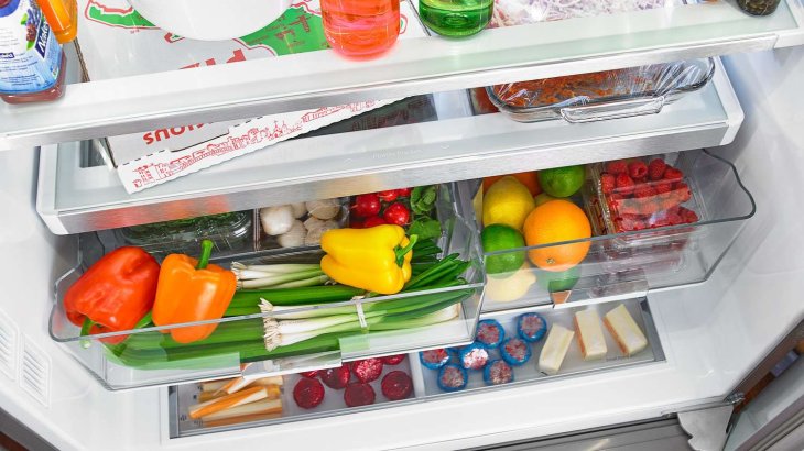 Не кладите молоко и яйца в дверцу: как хранить продукты в холодильнике, чтобы они не портились