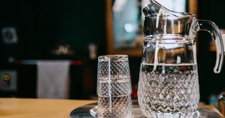 Скільки води потрібно пити на день: чи справді працює правило 8 склянок