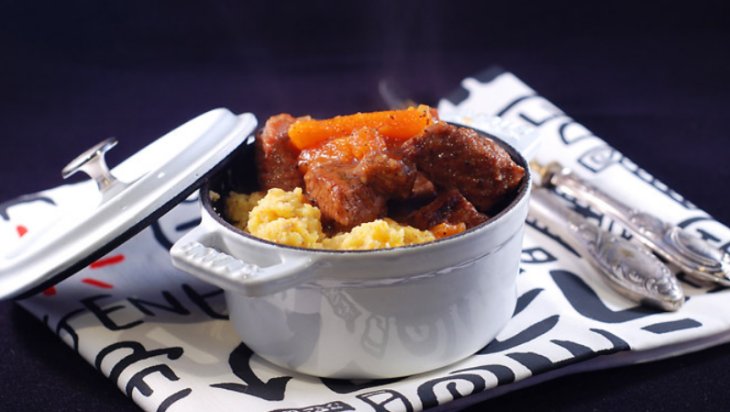 Тушеная говядина, ароматизированная джином