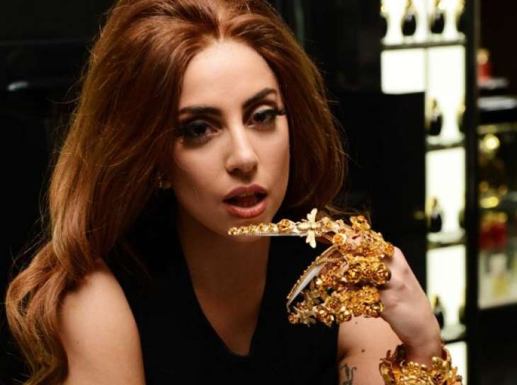 Леди Гага восхитила поклонников, надев платье-гольф и актуальные ботфорты 