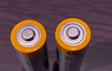 Що означають AA і AAA на батарейках: різниця, стандарти розміру та походження маркування