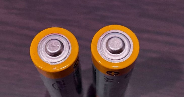Що означають AA і AAA на батарейках: різниця, стандарти розміру та походження маркування