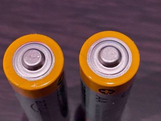 Що означають AA і AAA на батарейках: різниця, стандарти розміру та походження маркування