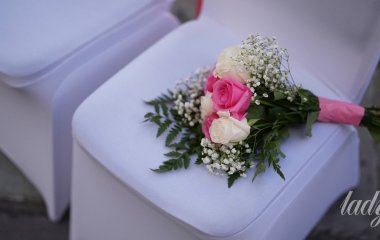 Жінка розлучилась з чоловіком одразу після весілля через витівку із тортом