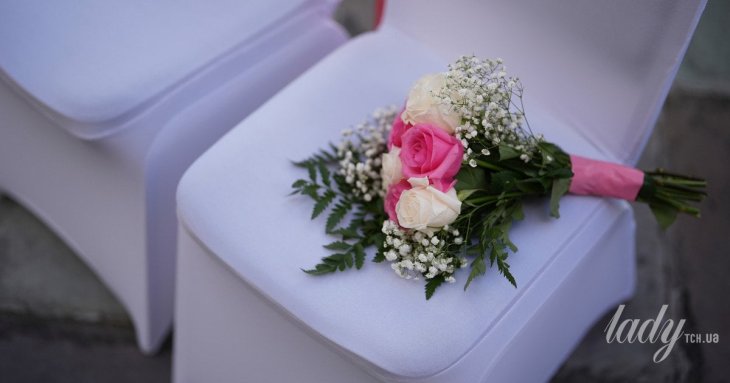 Жінка розлучилась з чоловіком одразу після весілля через витівку із тортом