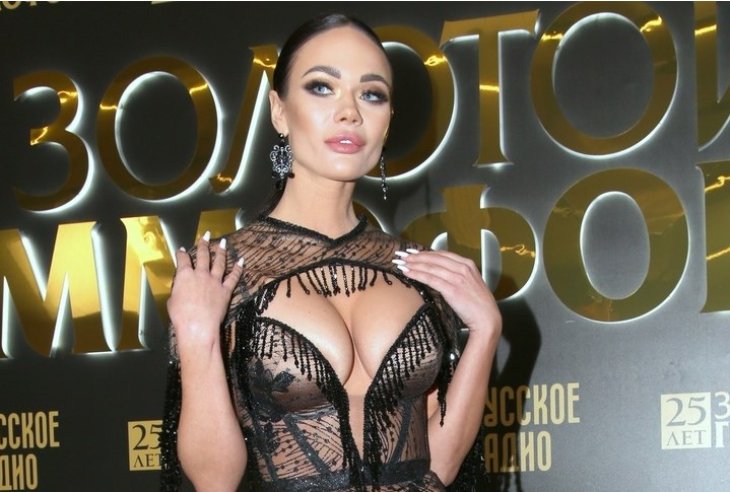 Откровенно и элегантно: Кошкина засветила ложбинку греха в мерцающем коралловом платье