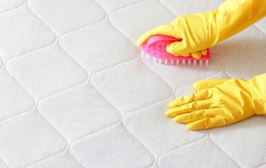 Як почистити матрац в домашніх умовах від жовтих плям, сечі, запаху: ефективні методи
