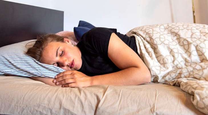 Сомнолог назвал способ облегчить засыпание в жару