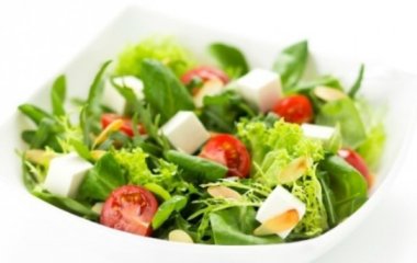 Салат с пастой пенне и сыром халуми