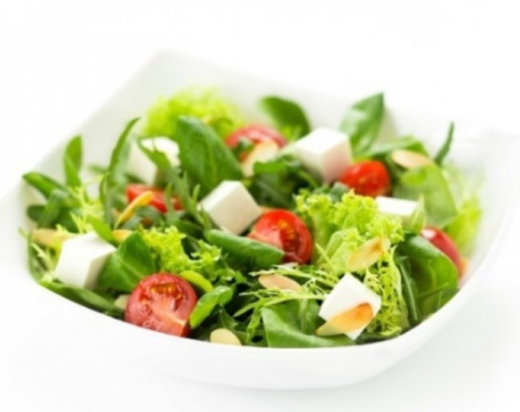 Салат с пастой пенне и сыром халуми