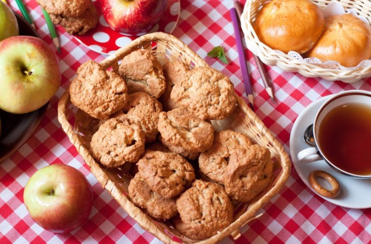 Домашнее овсяное печенье с яблоками и орехами