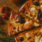 Маленьке диво для самотньої людини: як піцерія врятувала найсумніший день народження