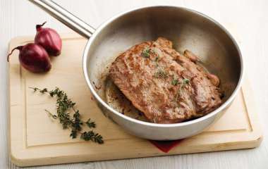 Ростбиф с горчичной корочкой и овощным гарниром