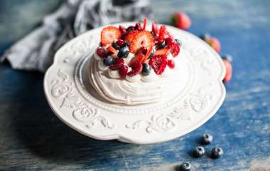 «Павлова» с сорбетом из облепихи