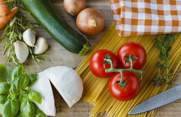 Названы продукты питания, которые можно безопасно употреблять после истечения срока годности