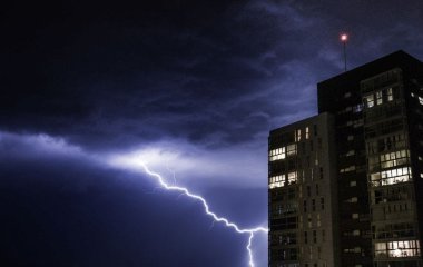 Чи справді потрібно вимикати елетроприлади з розеток під час грози