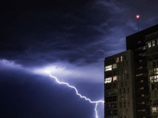 Чи справді потрібно вимикати елетроприлади з розеток під час грози