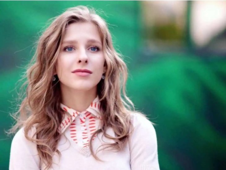 «Какие ножки»: Лиза Арзамасова устроила фотосессию в коротеньком комбинезоне